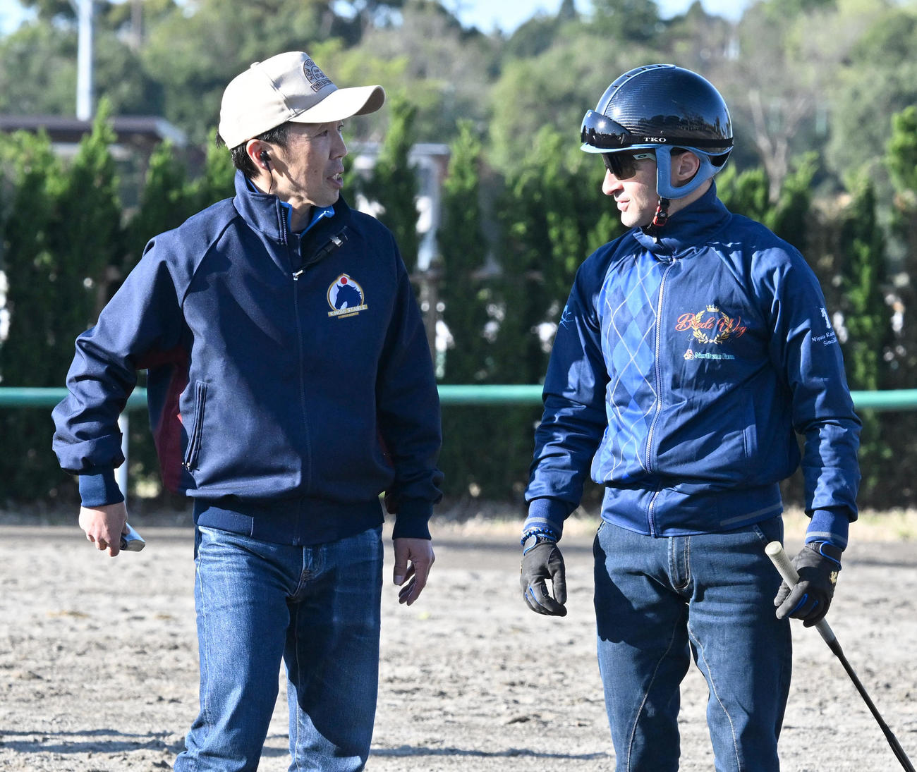 ヴィンセンシオの追い切りを終えたルメール騎手（左）と話す森一師（撮影・千葉一成）