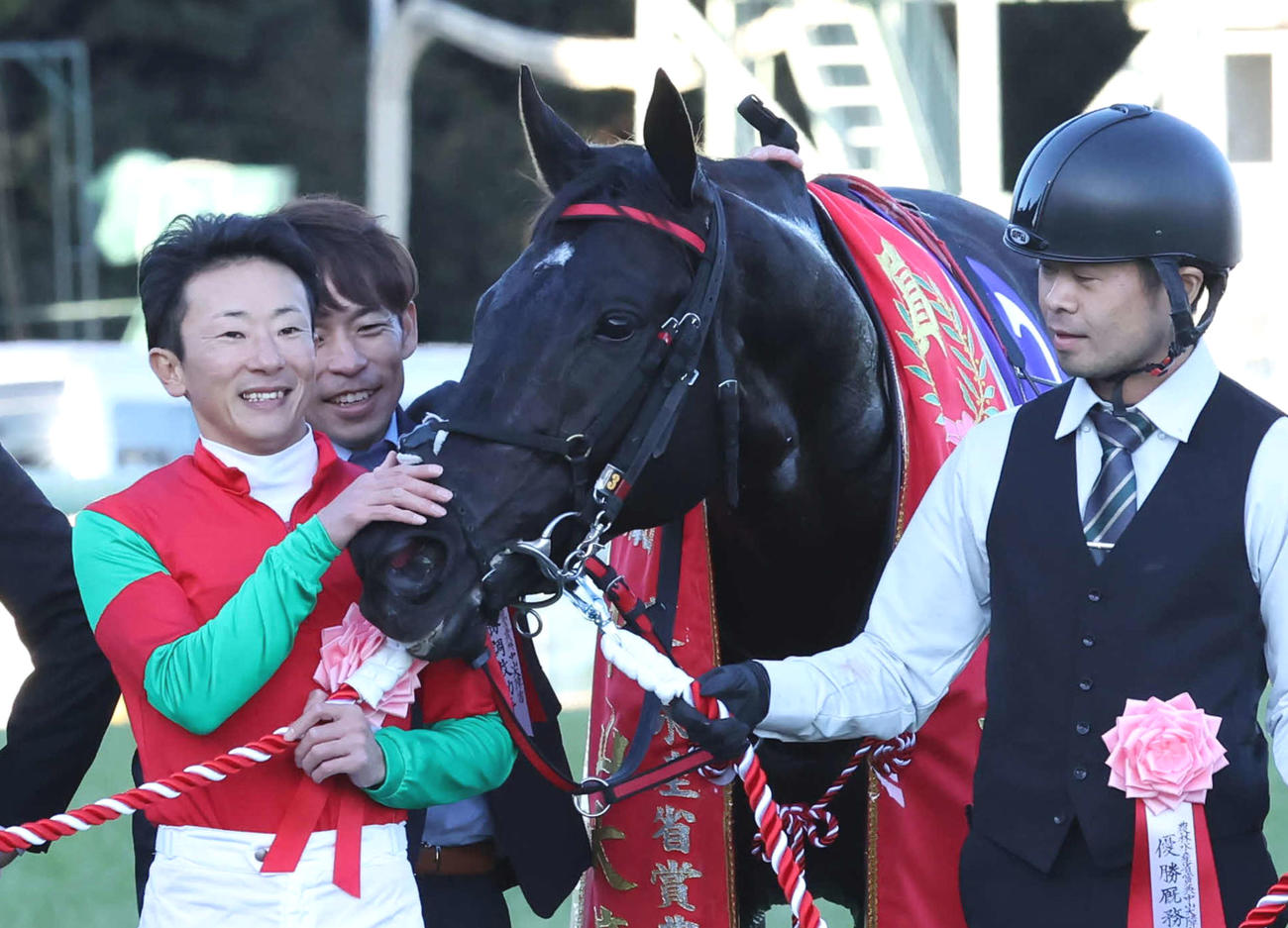 中山大障害の口取りでマイネルグロンをねぎらう石神深一騎手（2023年12月23日撮影）