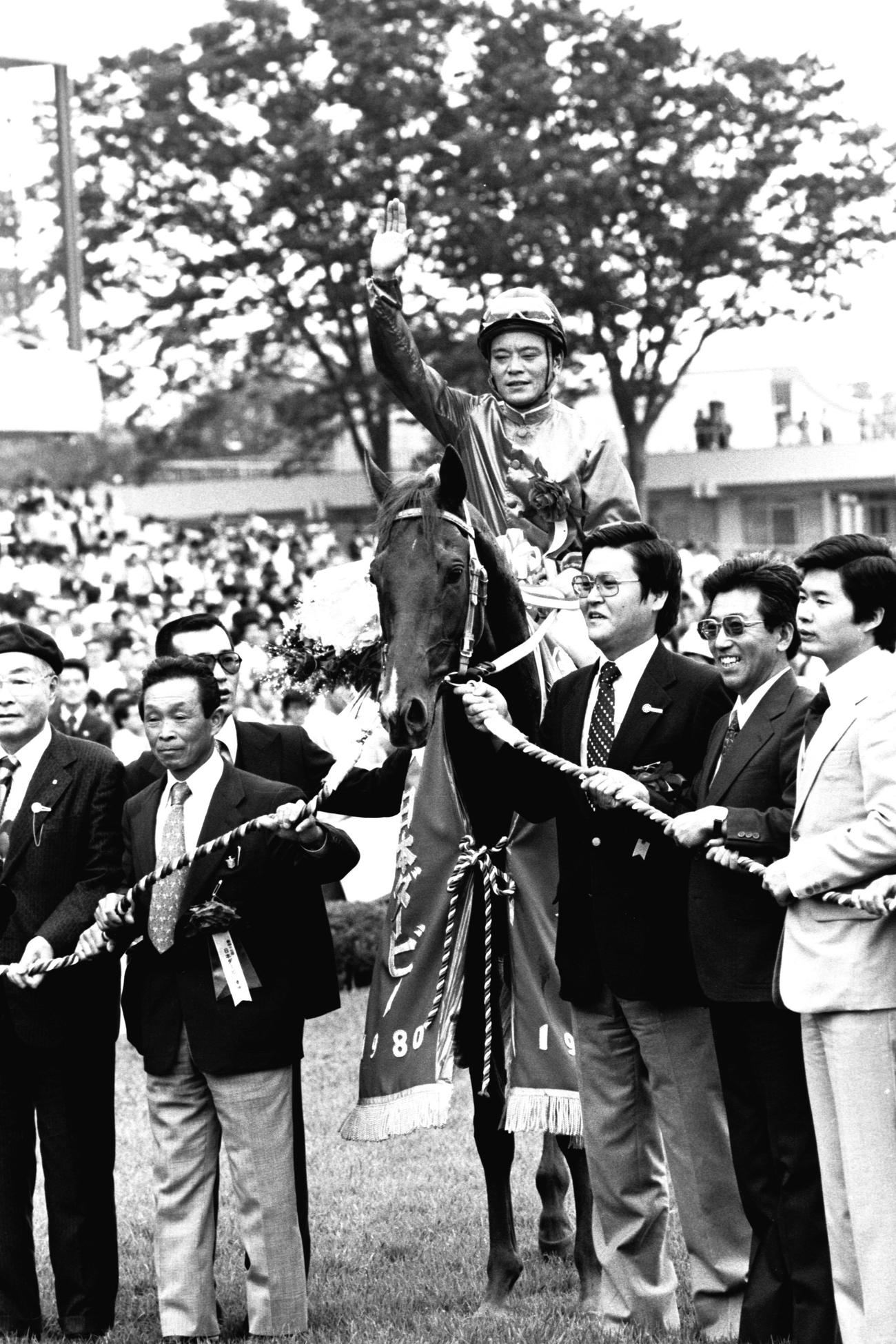 80年の日本ダービー　優勝したオペックホースと郷原洋行騎手