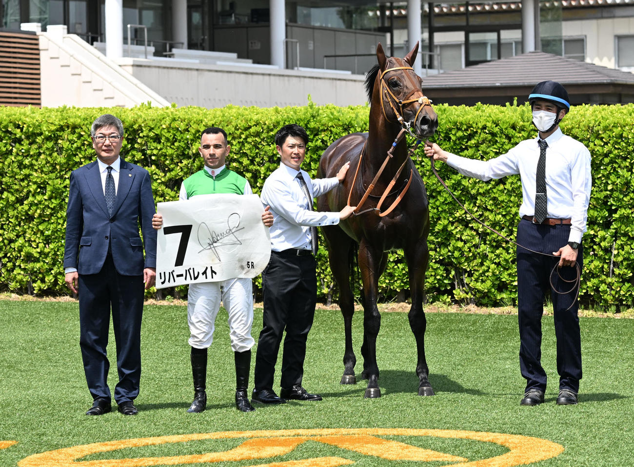 中山5R、3歳未勝利戦を制したリバーバレイト、モレイラ騎手、堀師（撮影・千葉一成）