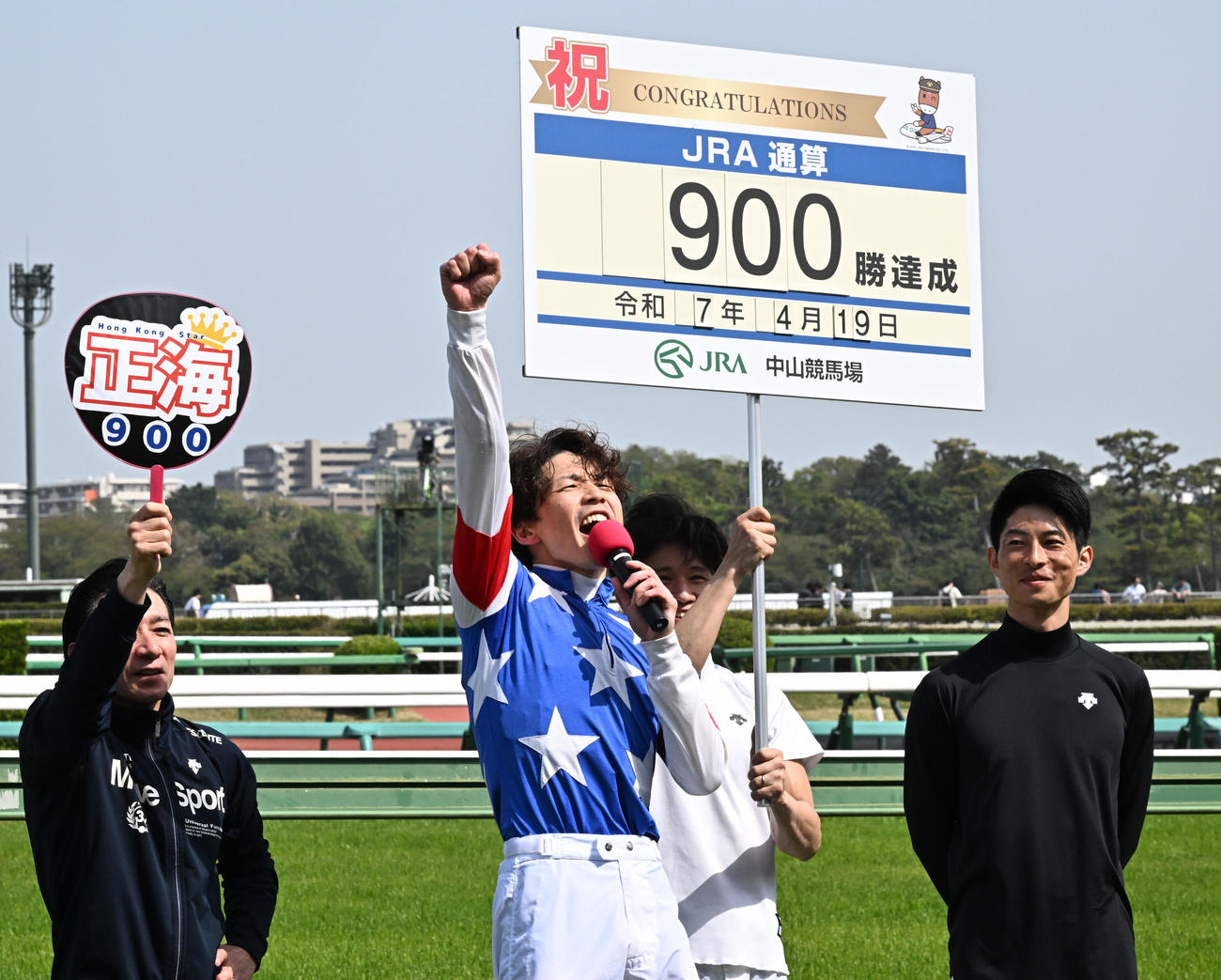 中山8Rをマンダリンボレロで制し通算900勝を挙げた松岡騎手は雄たけびを上げる（撮影・千葉一成）