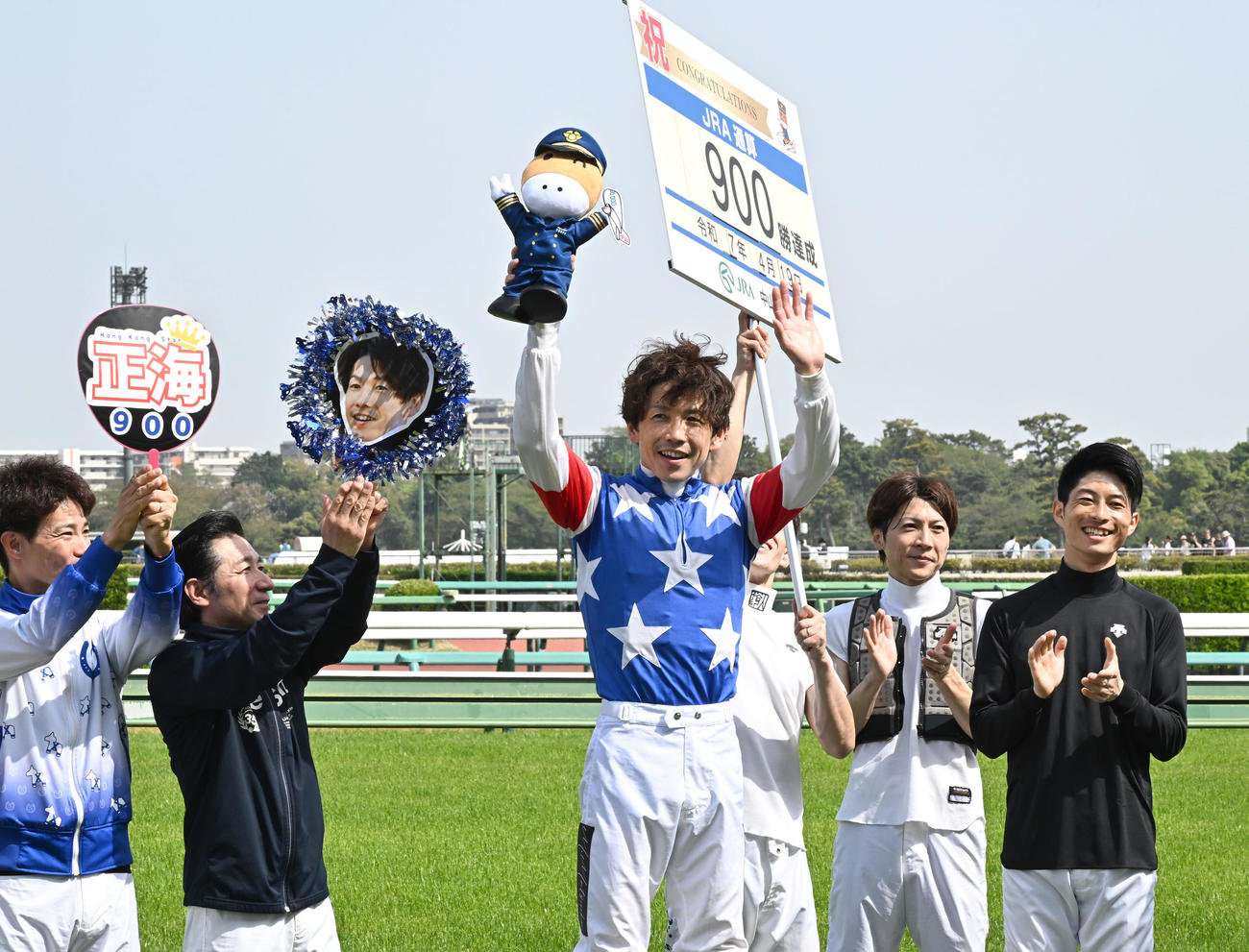 中山8Rをマンダリンボレロで制しJRA通算900勝を挙げた松岡騎手（中央）は祝福される（撮影・千葉一成）
