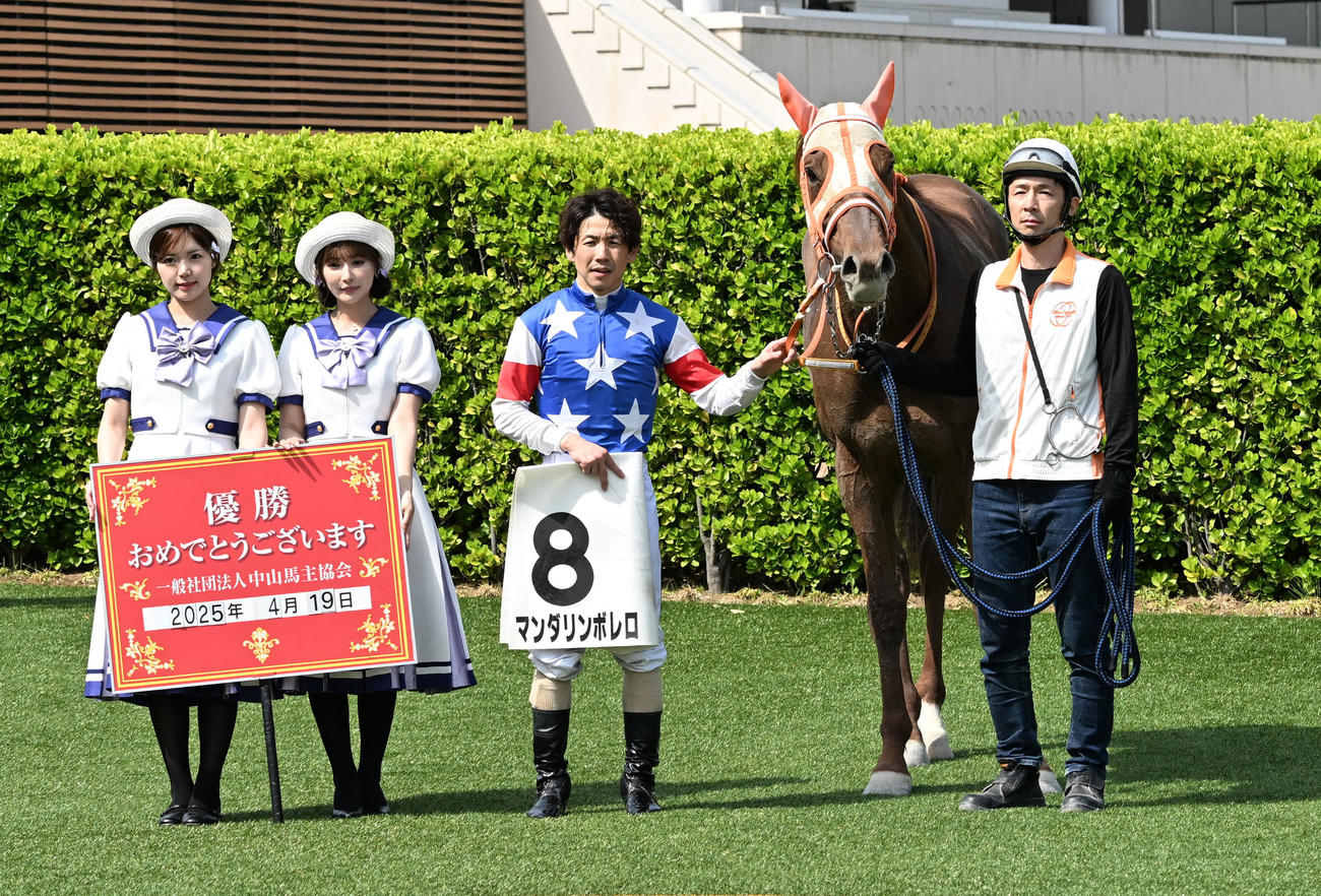 中山8R、4歳上1勝クラスを制したマンダリンボレロの口取りをする松岡騎手（撮影・千葉一成）
