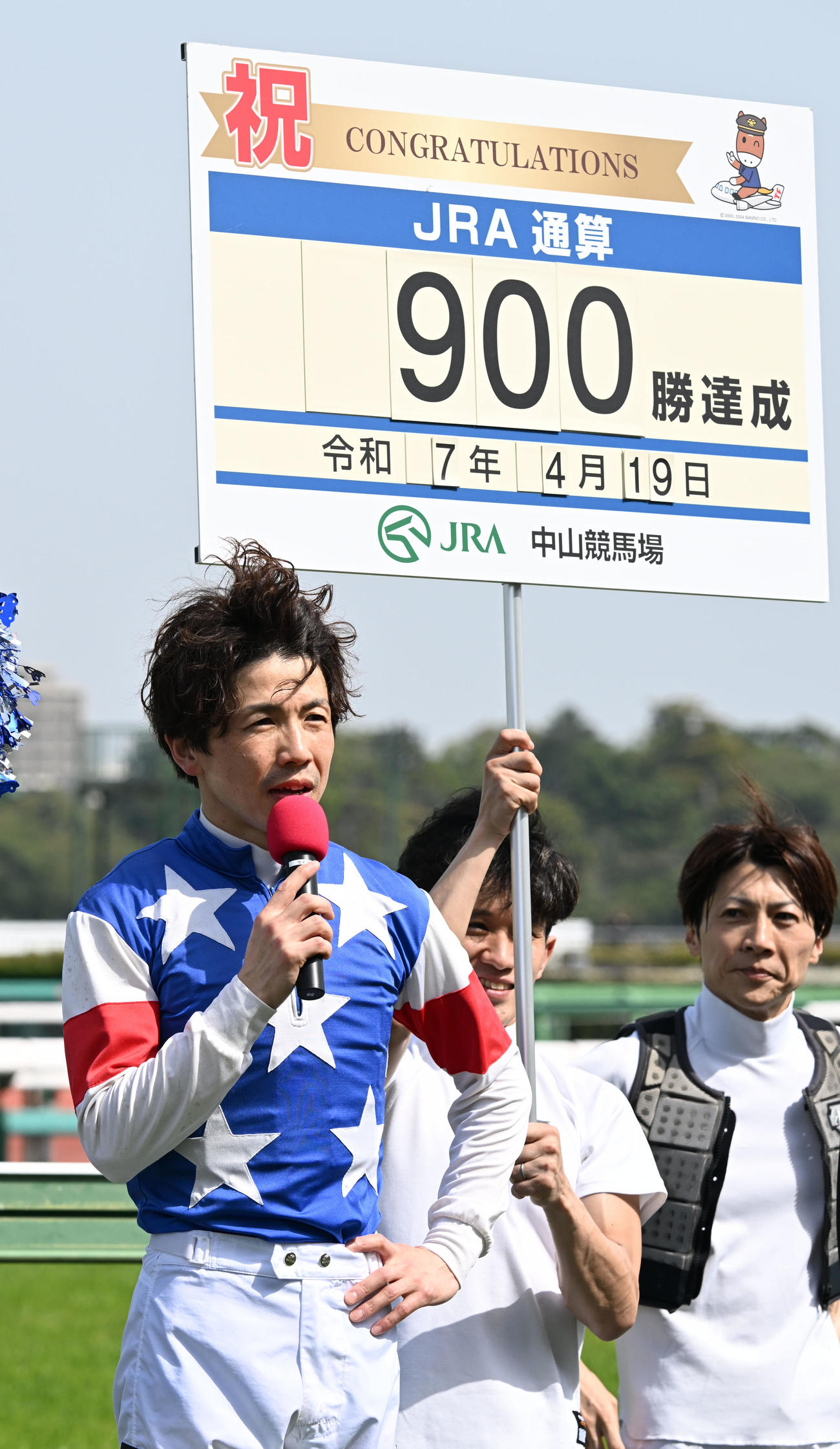 中山8Rをマンダリンボレロで制し、JRA通算900勝を達成した松岡騎手（手前）（撮影・千葉一成）