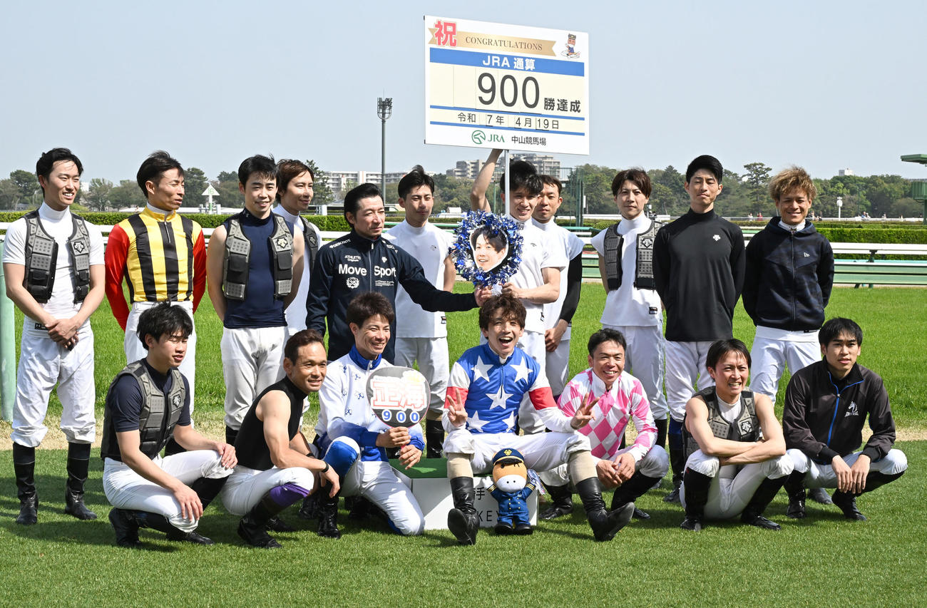 中山8R、4歳以上1勝クラスをマンダリンボレロで制し、JRA通算900勝を挙げ、祝福される松岡騎手（前列中央）（撮影・千葉一成）