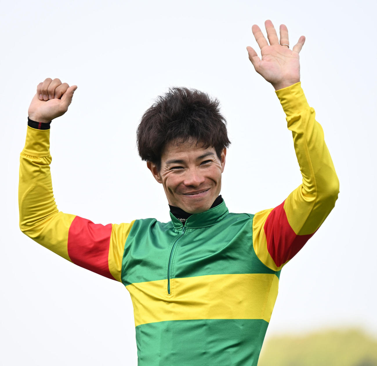 中山グランドJをエコロデュエルで制し、ファンの歓声に応える草野騎手（撮影・千葉一成）