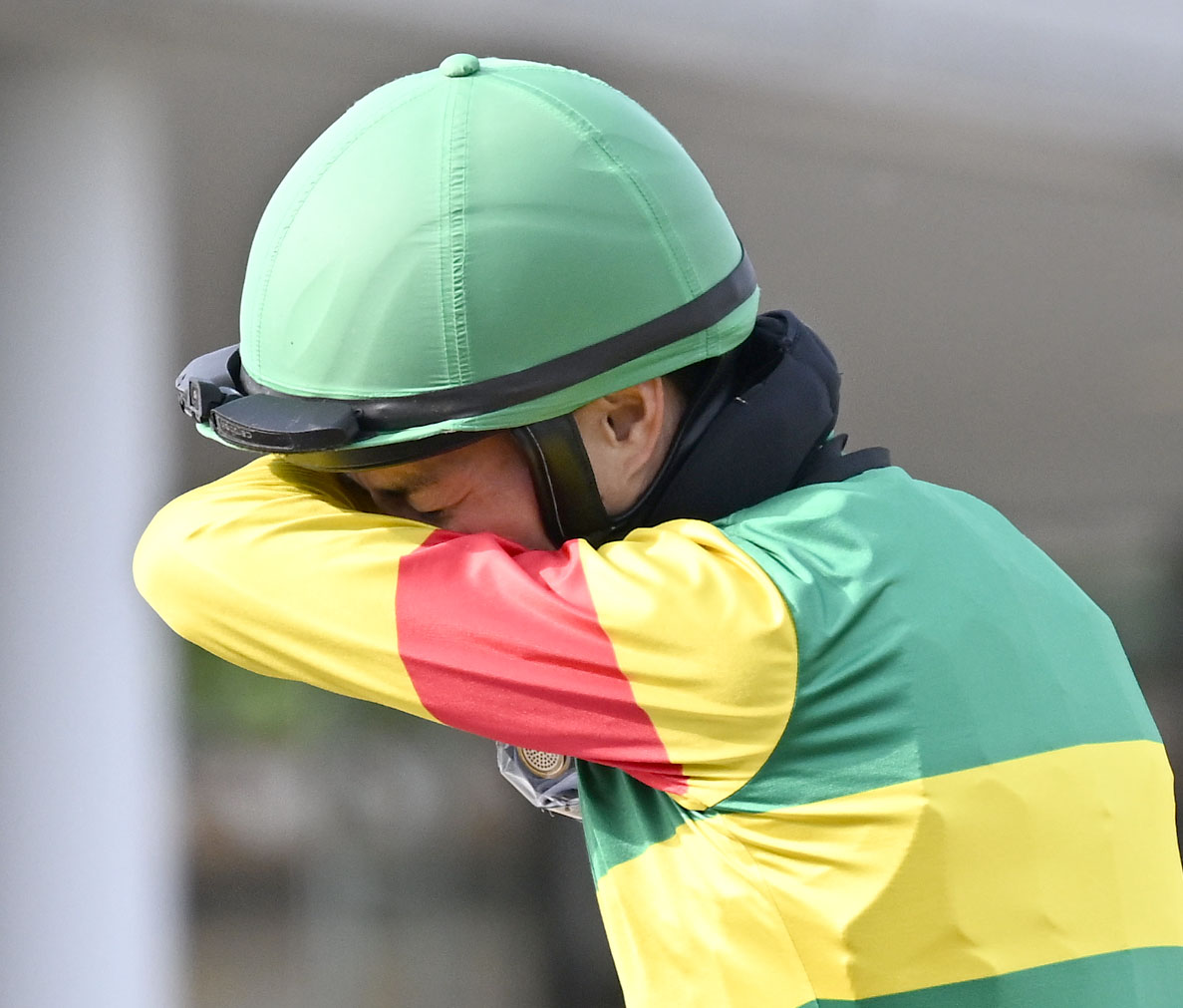中山グランドJを制し、鞍上で感極まる草野騎手（撮影・千葉一成）