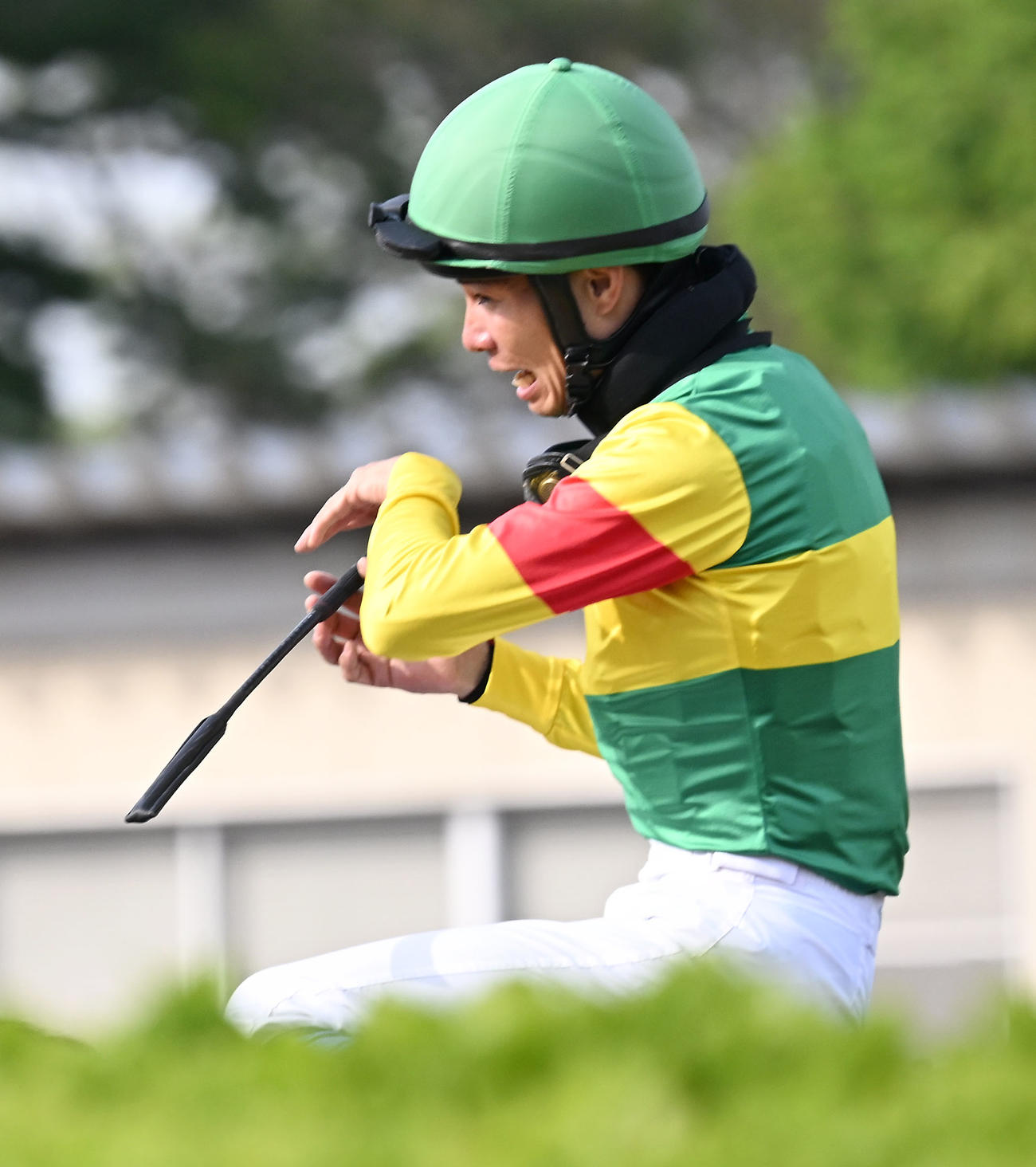 中山グランドJを制し、鞍上で感極まる草野騎手（撮影・千葉一成）