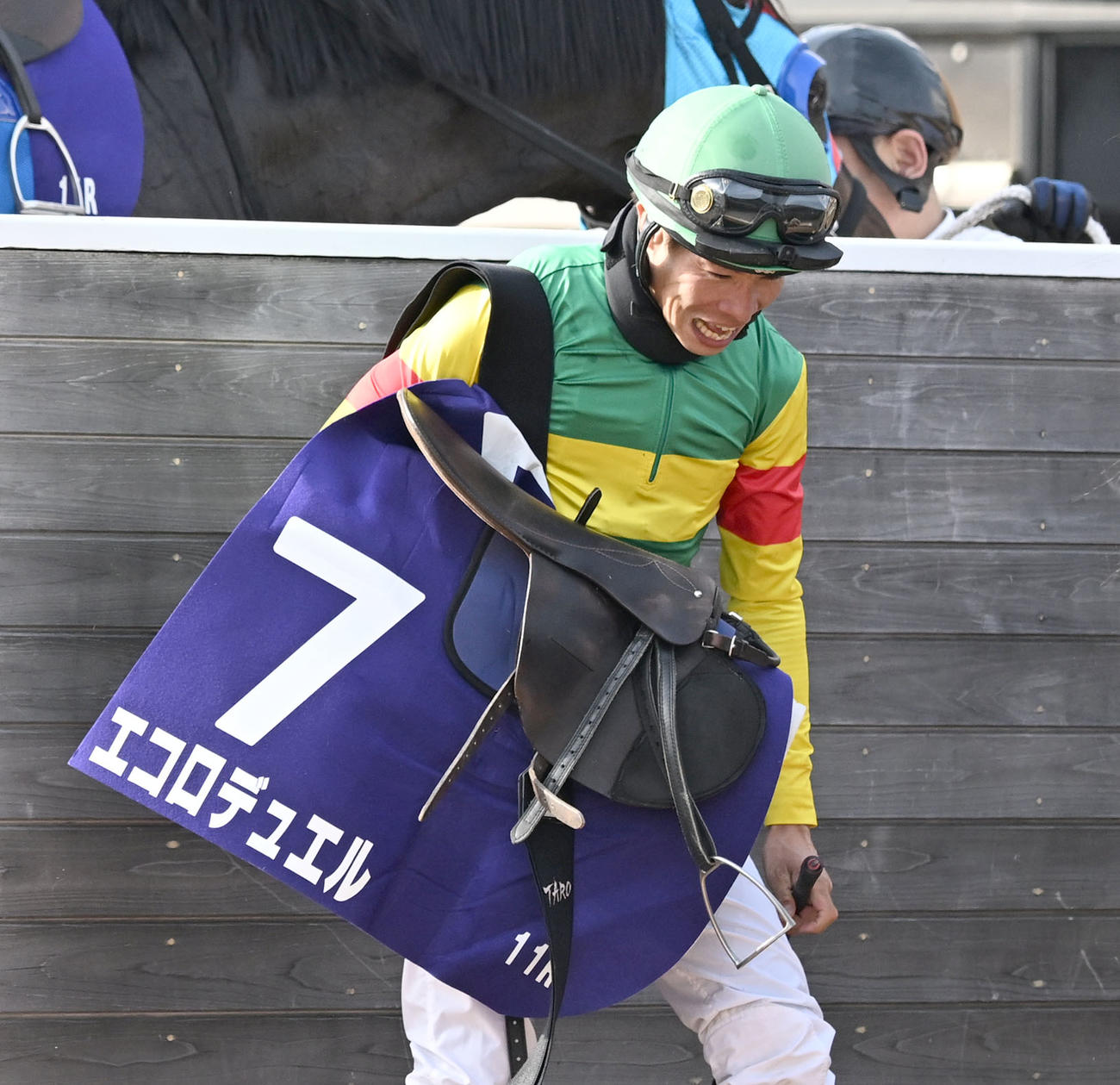 中山グランドJを制し、感極まる草野騎手（撮影・千葉一成）