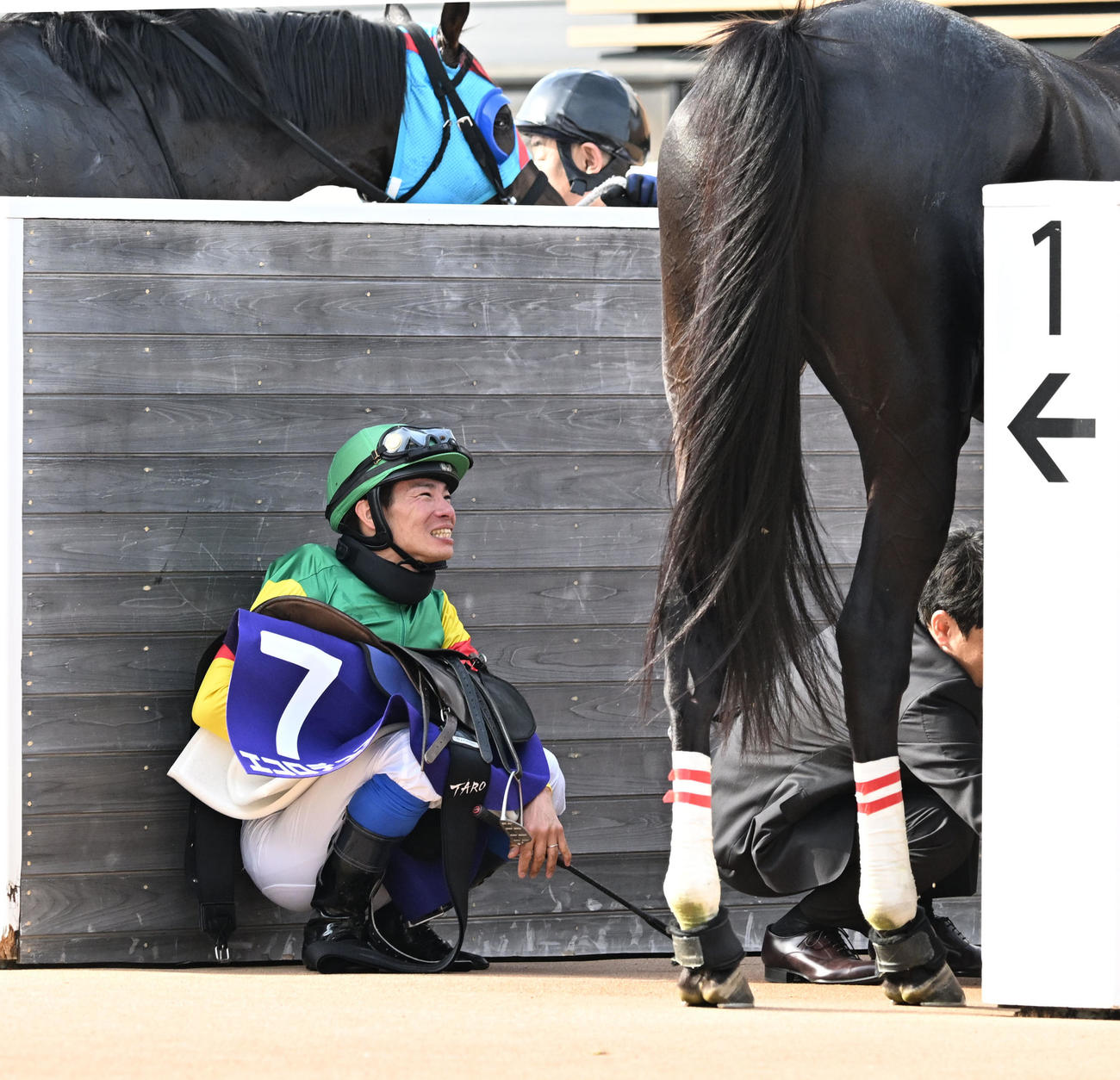 中山グランドJを制し、感極まる草野騎手（撮影・千葉一成）