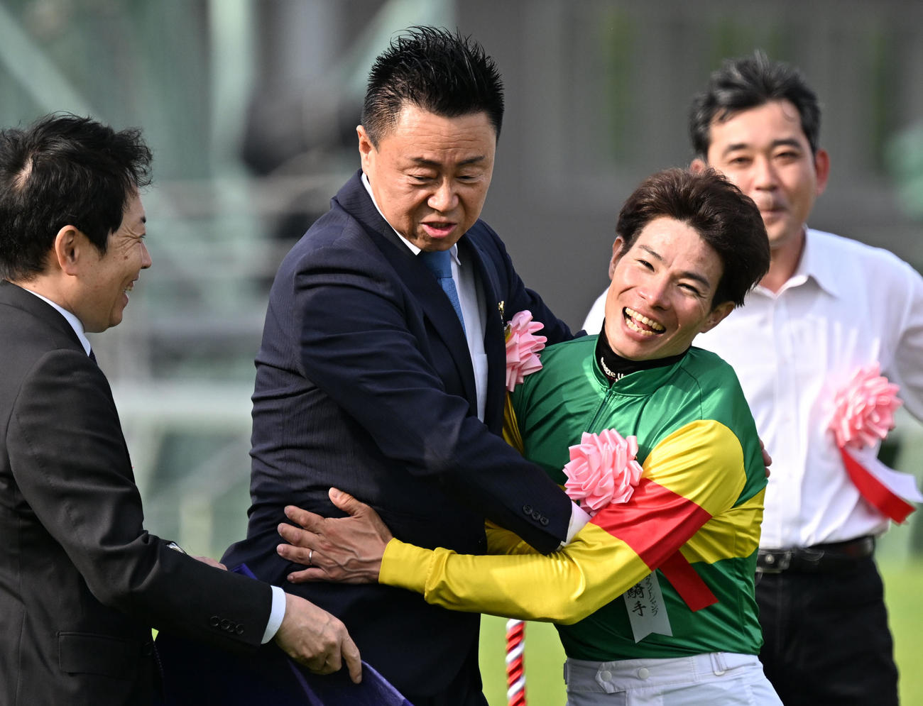 中山グランドJをエコロデュエルで制し、関係者と抱き合って喜ぶ草野騎手（撮影・千葉一成）