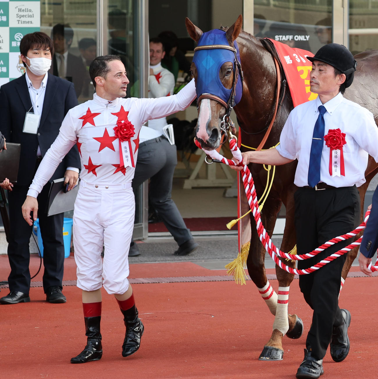 阪神11R　アンタレスSを制したミッキーファイトをなでるルメール騎手（撮影・西尾就之）
