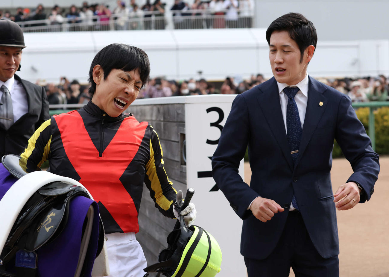 1番人気に応えられず2着に敗れて悔しがる北村友騎手と斉藤崇師（撮影・丹羽敏通）