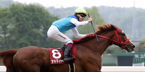 フローラSを制したアドマイヤベルと横山武騎手(撮影・柴田隆二)=2024年4月21日、東京競馬場