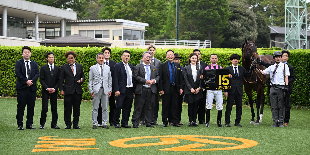 京葉Sを制したインビンシブルパパの口取りをするモレイラ騎手と伊藤大師（右端）（撮影・千葉一成）