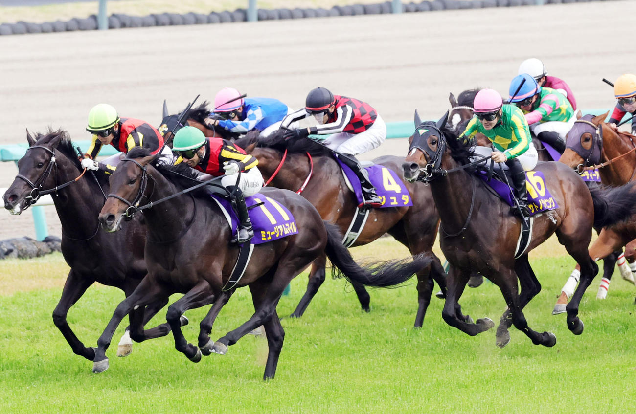 皐月賞を制したJモレイラ騎乗のミュージアムマイル。左端は2着の北村友一騎乗のクロワデュノール（撮影・野上伸悟）