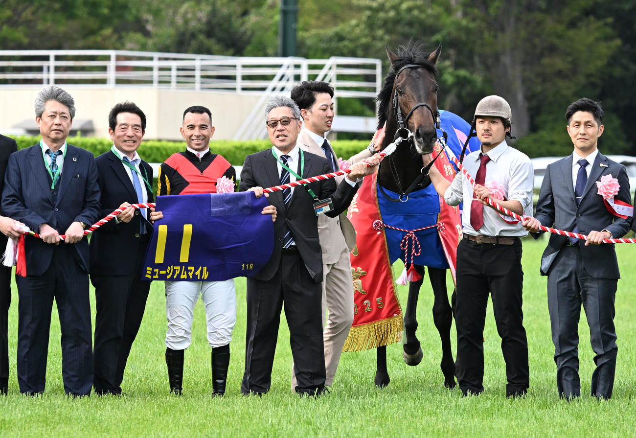 皐月賞を制し関係者とミュージアムマイルの口取りをするモレイラ騎手と高柳大師（右端）（撮影・千葉一成）