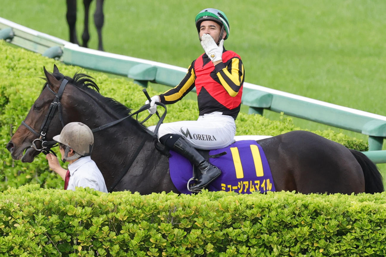 ミュージアムマイルで皐月賞を制し喜ぶJモレイラ騎手（撮影・野上伸悟）