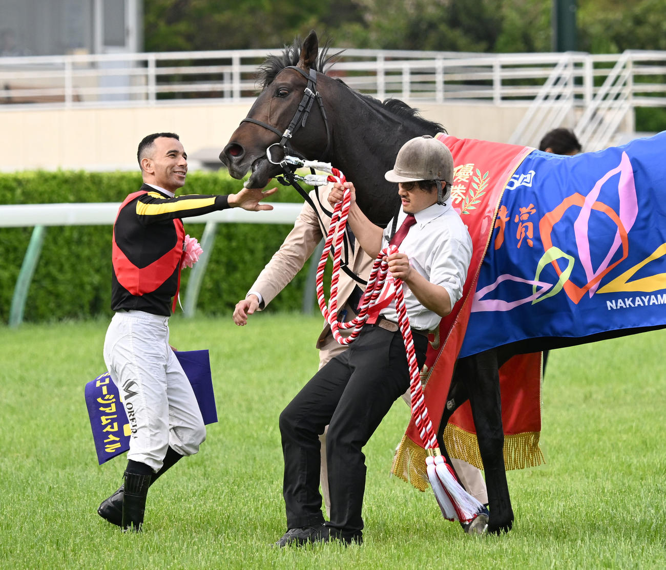 中山11R、皐月賞を制し、ミュージアムマイルをねぎらうモレイラ騎手（撮影・千葉一成）