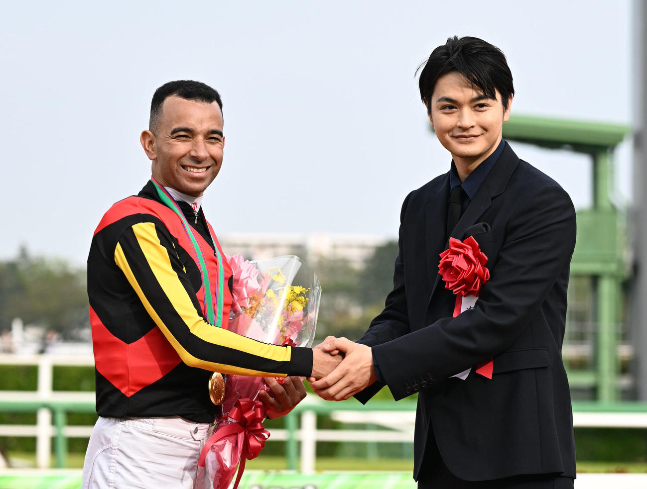 皐月賞を制し、表彰式でプレゼンターを務めた瀬戸康史（右）と握手するモレイラ騎手（撮影・千葉一成）