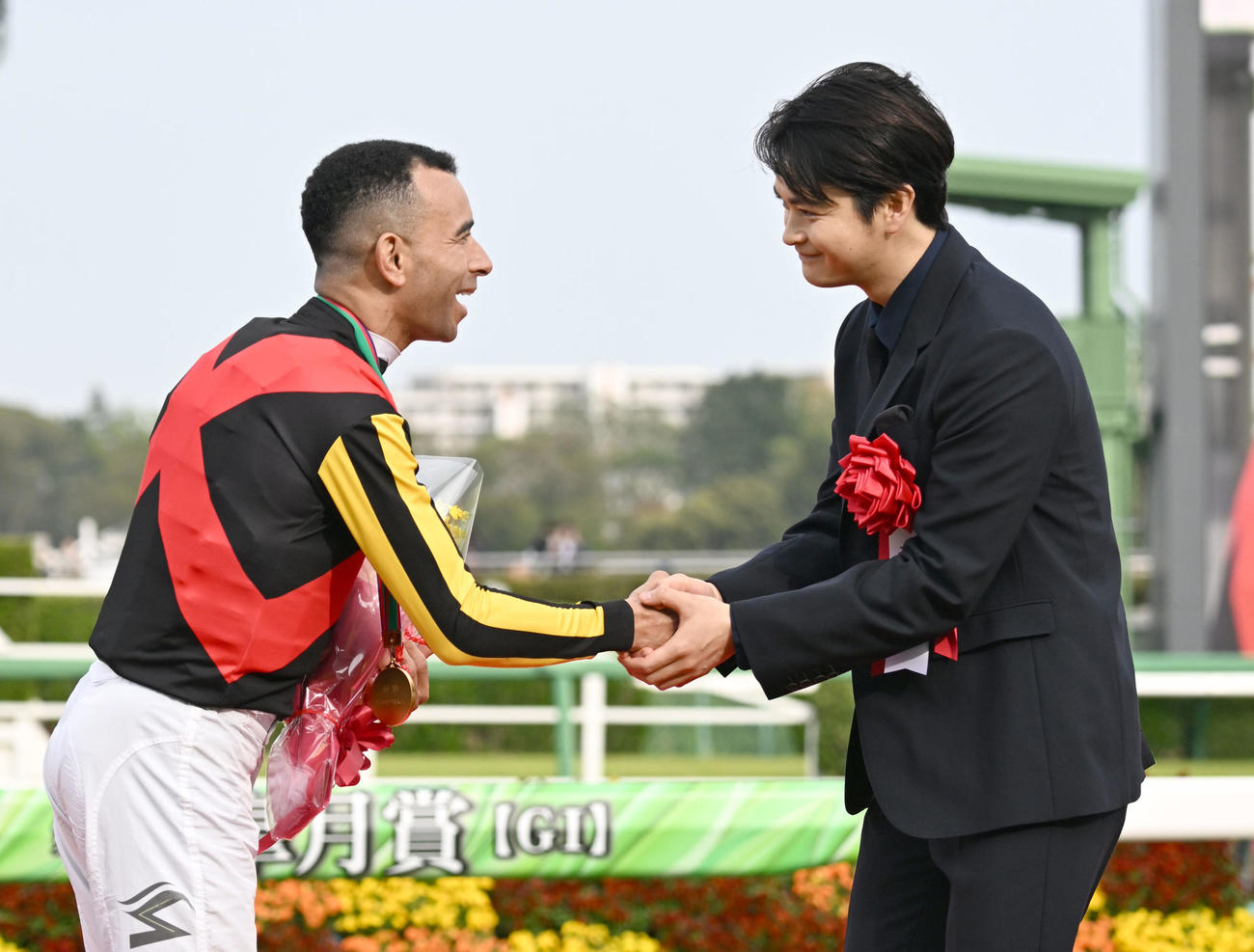 皐月賞を制し、表彰式でプレゼンターを務めた瀬戸康史（右）と握手するモレイラ騎手（撮影・千葉一成）