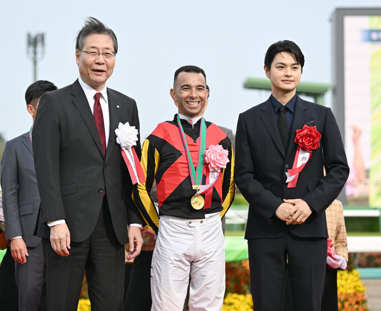 皐月賞の表彰式で記念撮影に納まる左からJRAの吉田理事長、モレイラ騎手、俳優の瀬戸康史（撮影・千葉一成）