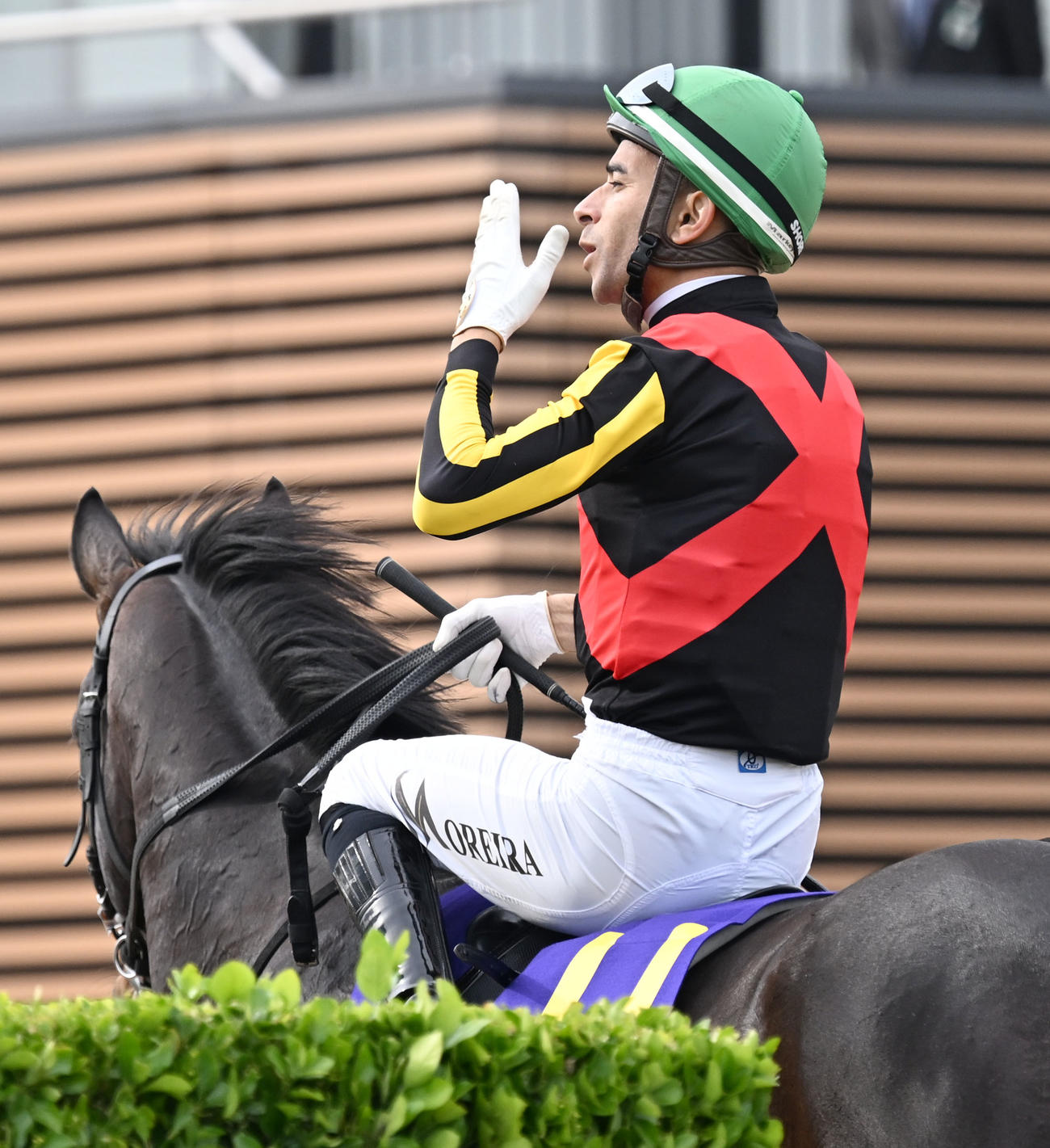 皐月賞を制し、ミュージアムマイルの鞍上から投げキッスで歓声に応えるモレイラ騎手（撮影・千葉一成）
