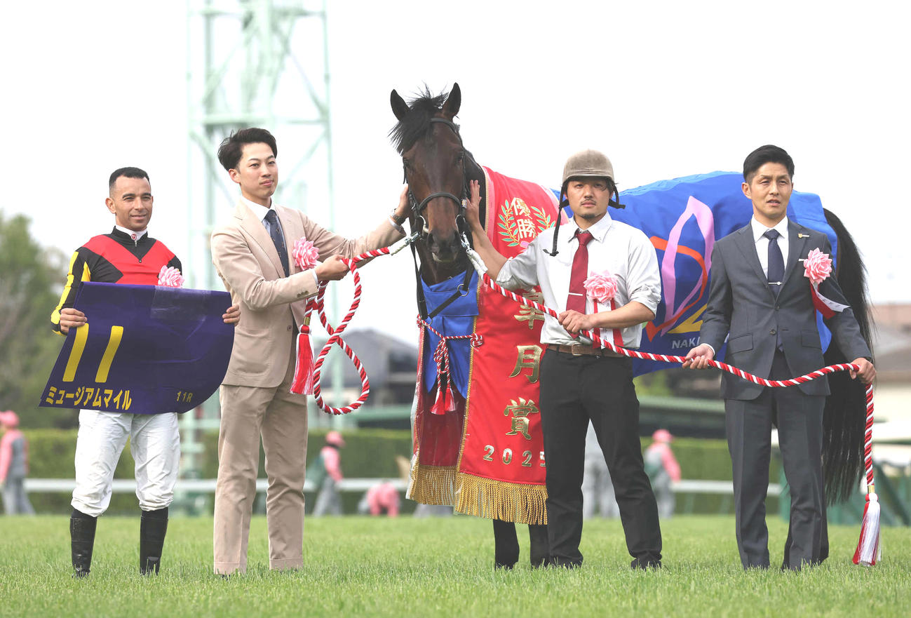 皐月賞を制したミュージアムマイルの口取りをするモレイラ騎手、高柳大師（右端）（撮影・丹羽敏通）