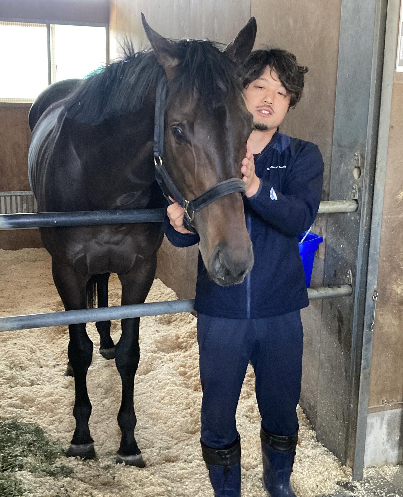皐月賞制覇から一夜明けたミュージアムマイルと嘉堂助手（撮影・太田尚樹）