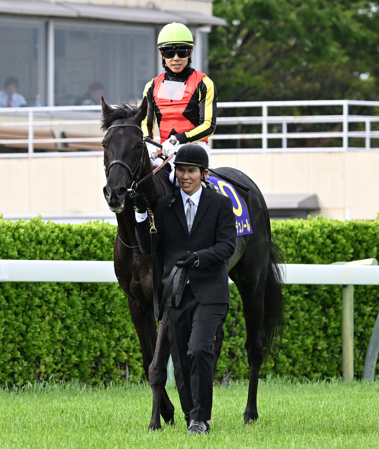 皐月賞で、2着に敗れたクロワデュノールと北村友一騎手（2025年4月20日撮影）