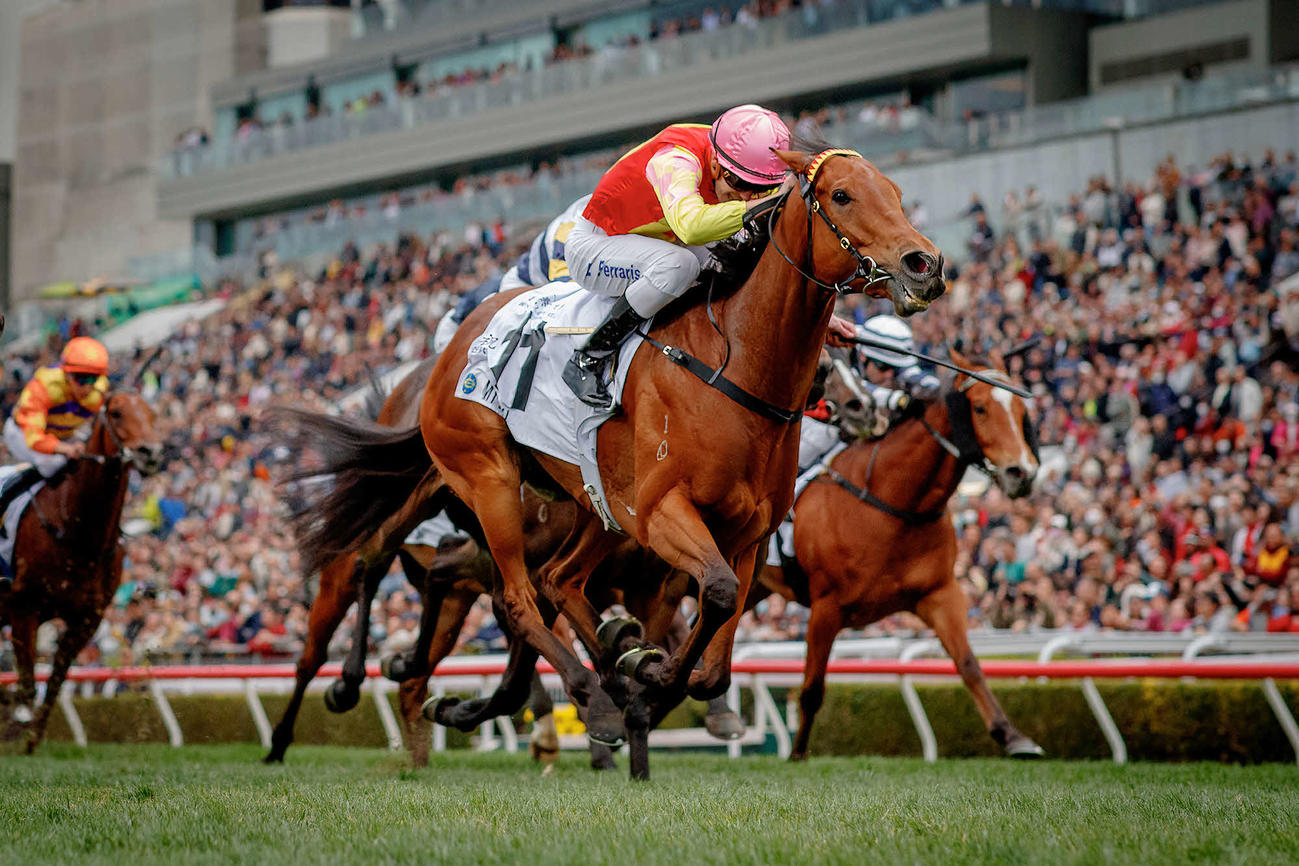 香港クラシックマイルを制したマイウィッシュとフェラリス騎手（C）The Hong Kong Jockey Club