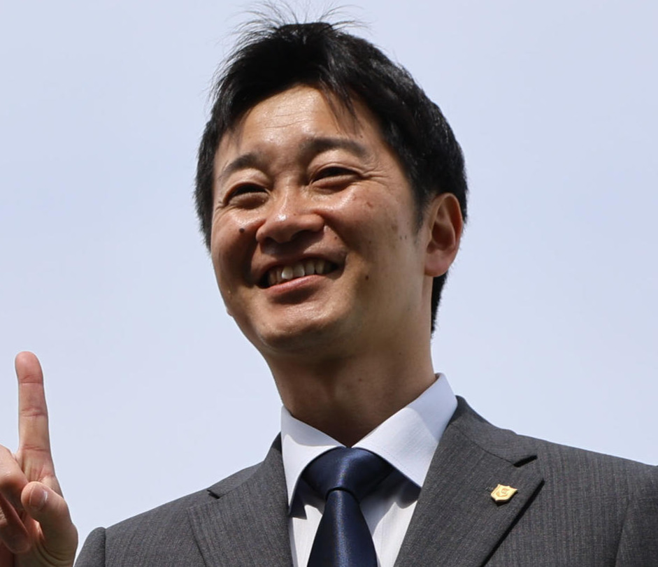 井上智史調教師（2025年4月5日撮影）
