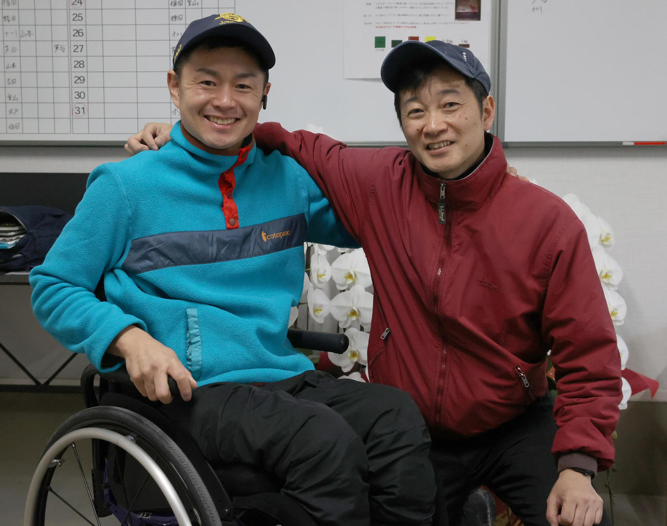 井上師（右）と元騎手の藤井勘一郎マネジャー