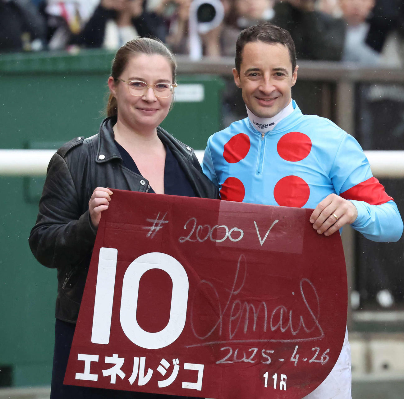 エネルジコで青葉賞を制し「＃2000V」と記したゼッケンを手にするルメール騎手（撮影・丹羽敏通）
