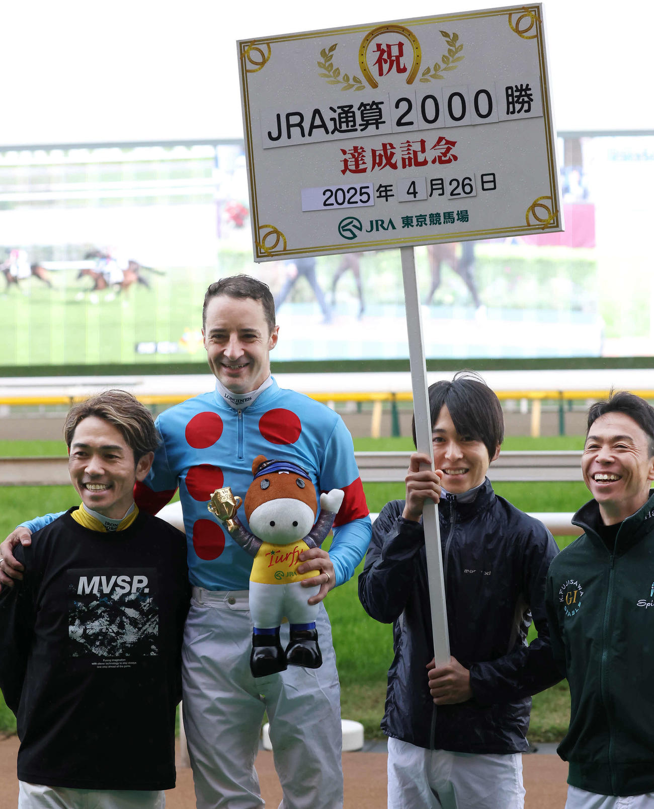エネルジコで青葉賞を制してJRA通算2000勝を達成したルメール騎手（撮影・丹羽敏通）