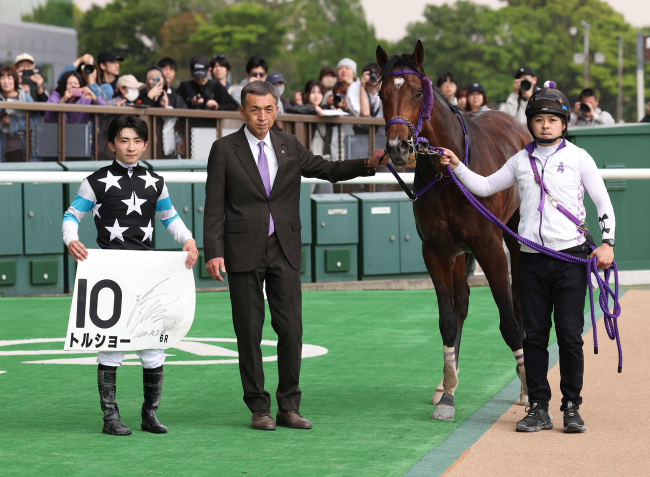 東京6R、3歳1勝クラスを制したトルショーの口取りをする長浜騎手と伊藤圭師（撮影・丹羽敏通）