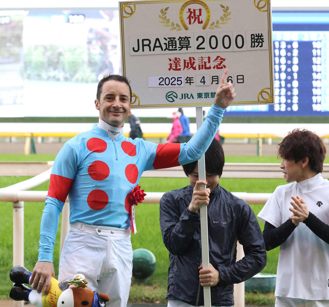 エネルジコで青葉賞を制してJRA通算2000勝を達成したルメール騎手（撮影・丹羽敏通）