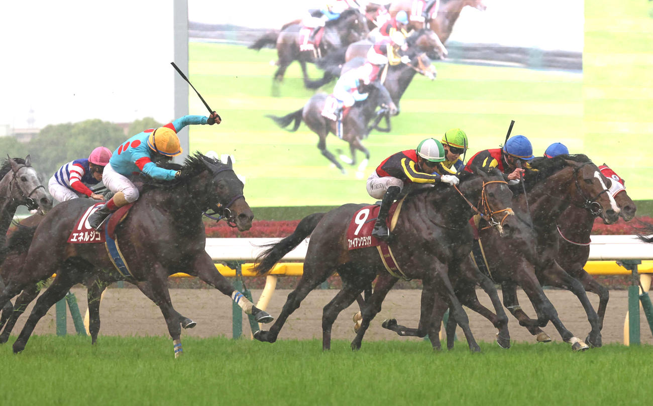 東京11R、直線鋭く伸びて青葉賞を制したエネルジコとルメール騎手（左端）。左から3頭目は2着ファイアンクランツ（撮影・丹羽敏通）