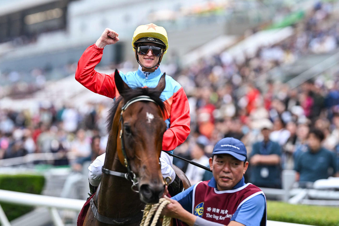 圧勝したカーインライジングとパートン騎手（C）The Hong Kong Jockey Club