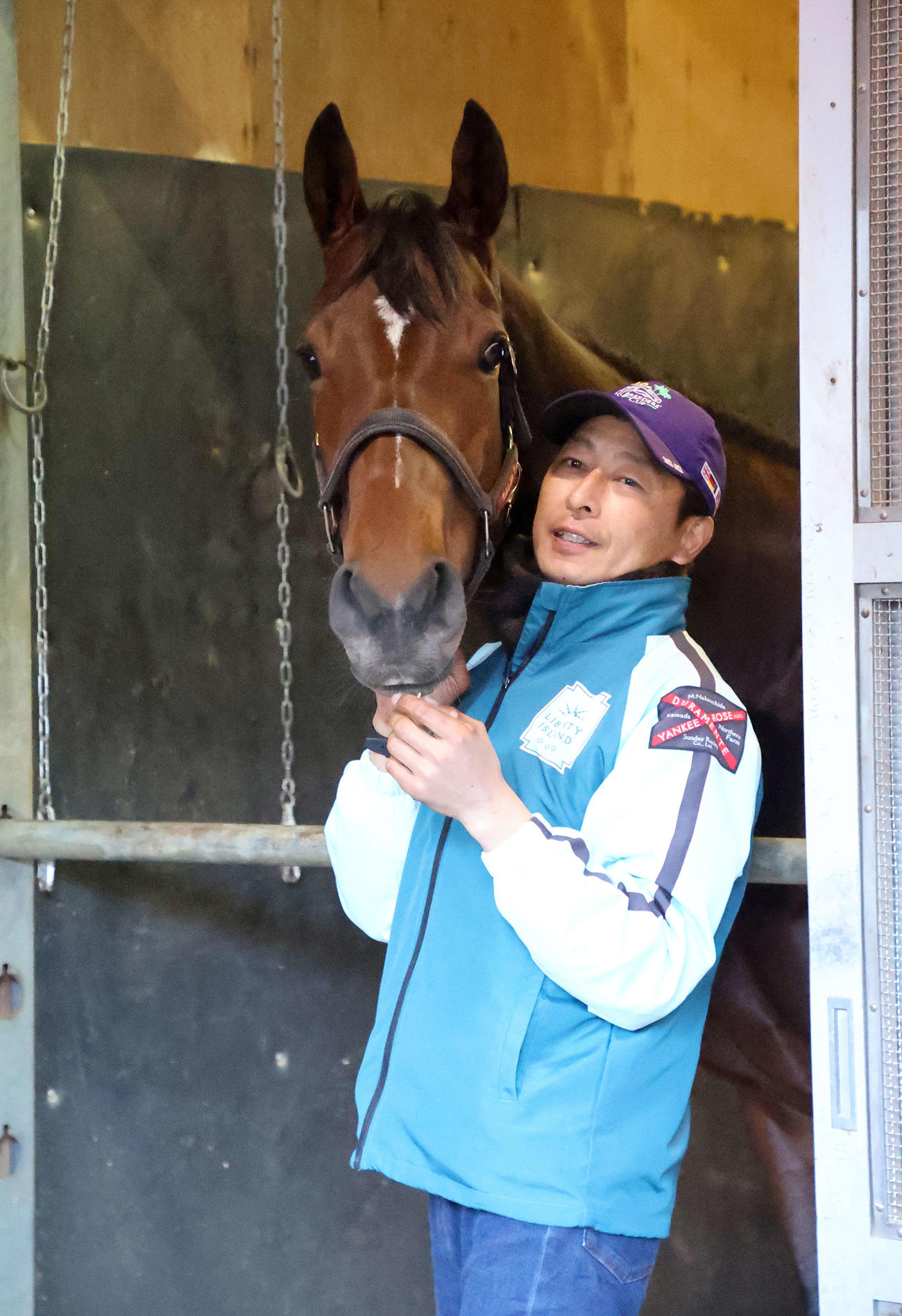 松崎助手に顔を寄せ甘えるリバティアイランド（2023年撮影）