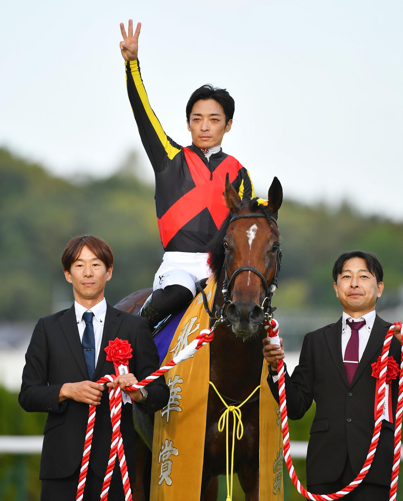 23年、リバティアイランドで牝馬3冠を達成し3本指を立てる川田騎手