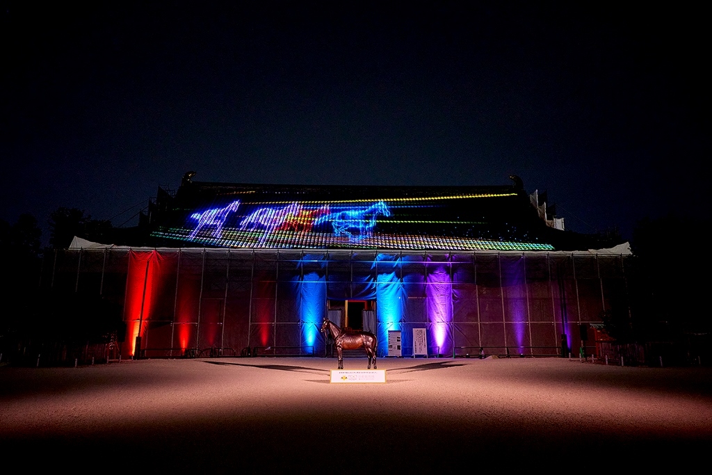 ライトアップされた平安神宮の大極殿とフォトスポットの馬像（提供画像）