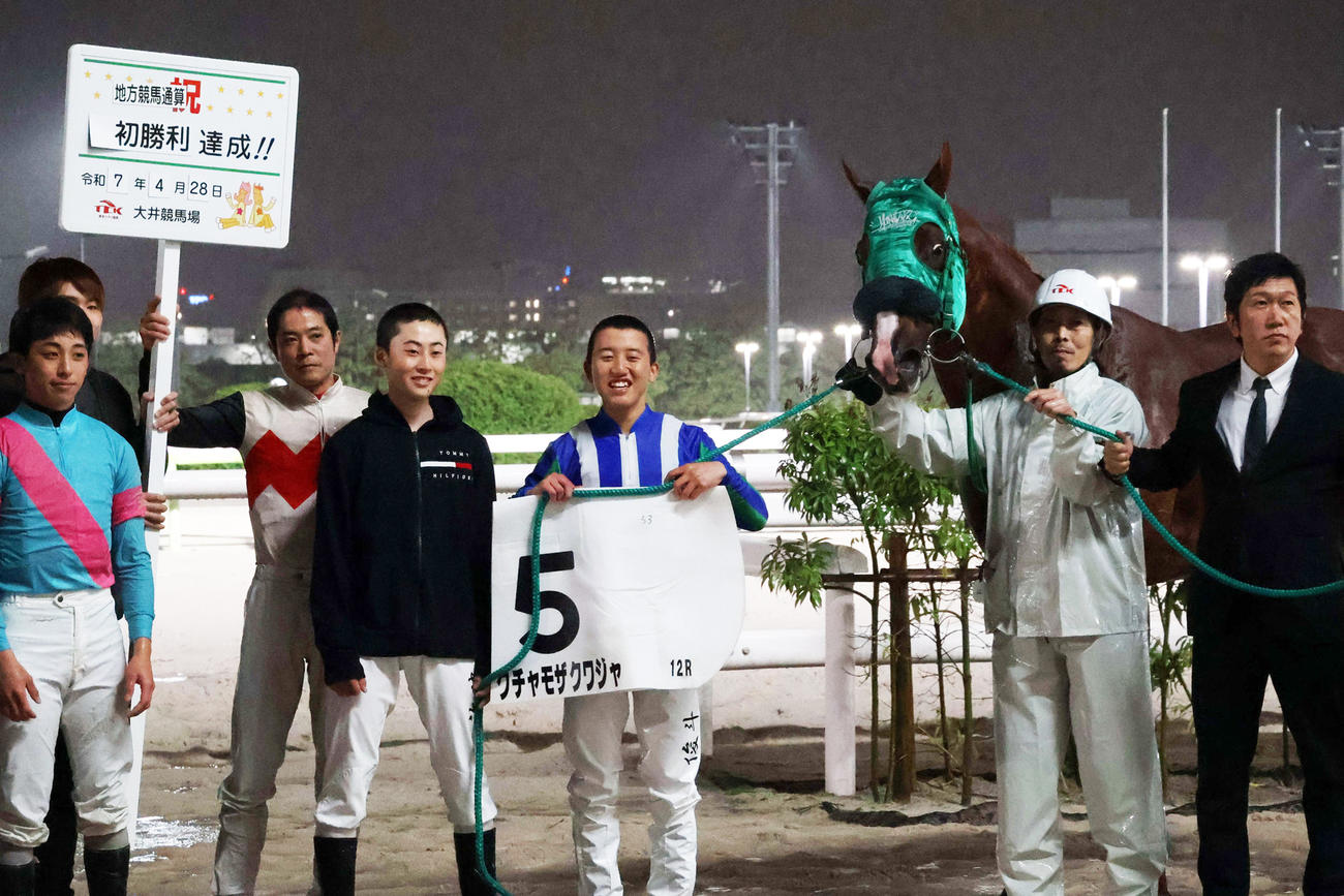 初勝利を挙げ記念撮影に納まる大井の小野俊斗騎手（右から3人目）