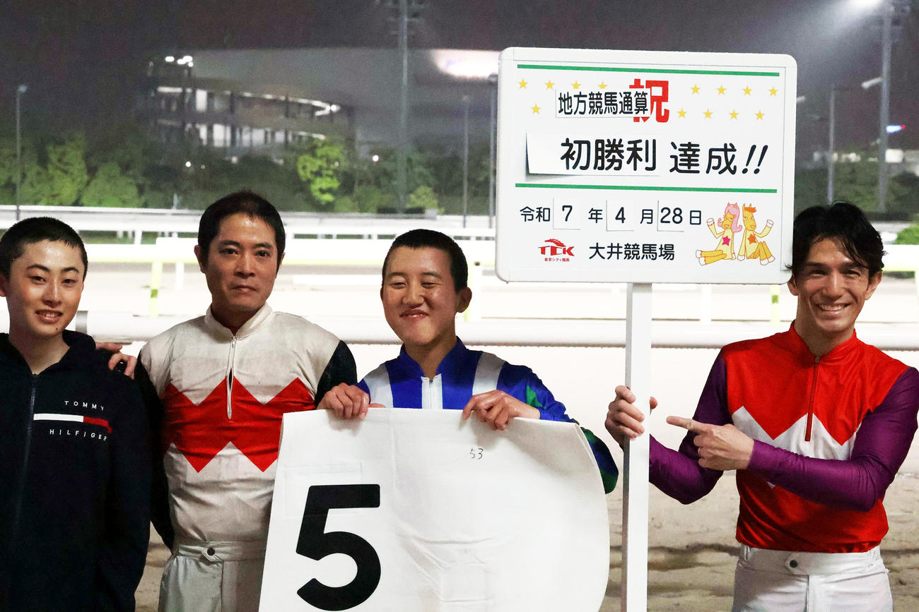 初勝利を挙げ記念撮影に納まる大井の小野俊斗騎手（左から3人目）