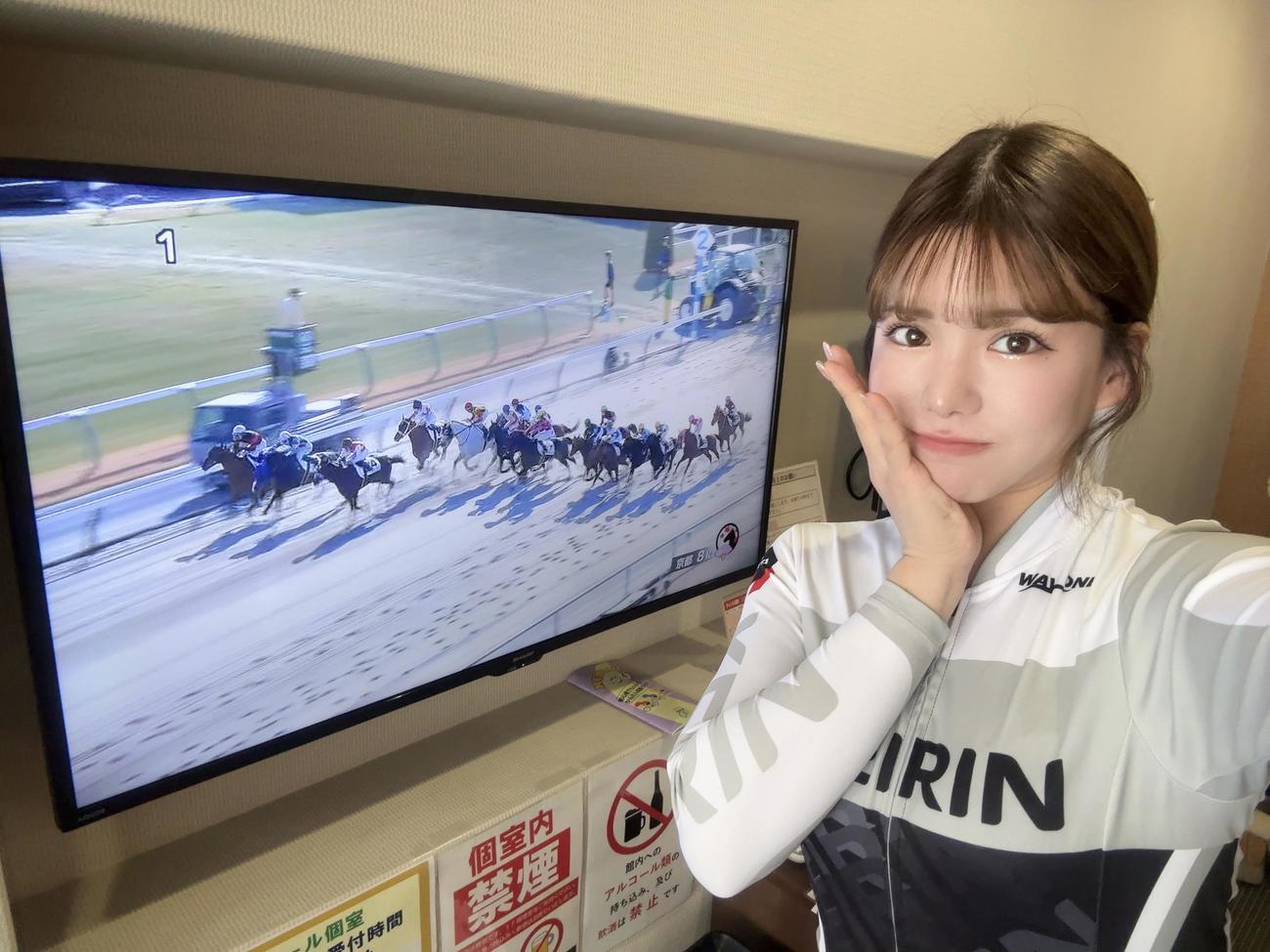 トークショーの空き時間もレース見るほど競馬好きです（本人提供）