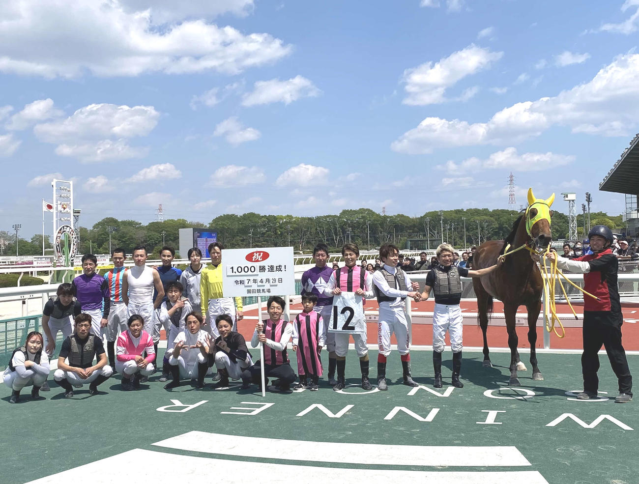 地方通算1000勝を達成した杉浦健太騎手（右から4人目）