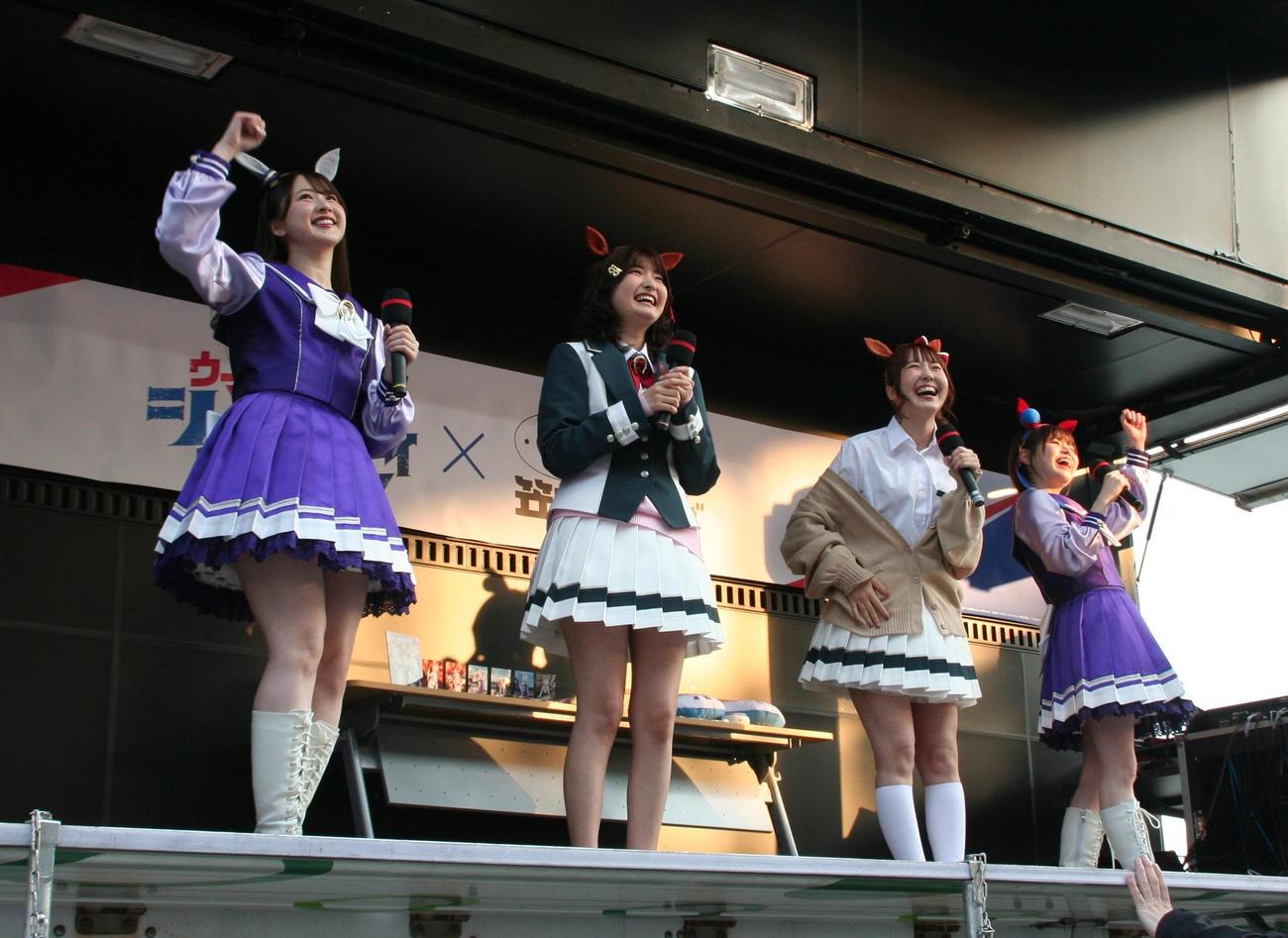 笠松競馬場「ウマ娘」声優トークショー。左から高柳知葉、瀬戸桃子、渋谷彩乃、大空直美。