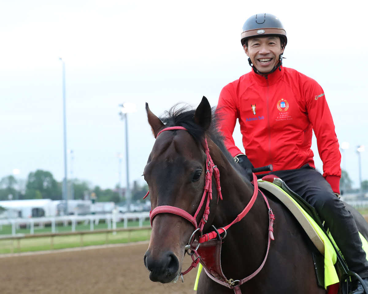 チャーチルダウンズ競馬場で調整するアドマイヤデイトナと宮下助手（C）Churchill Downs／Coady Media