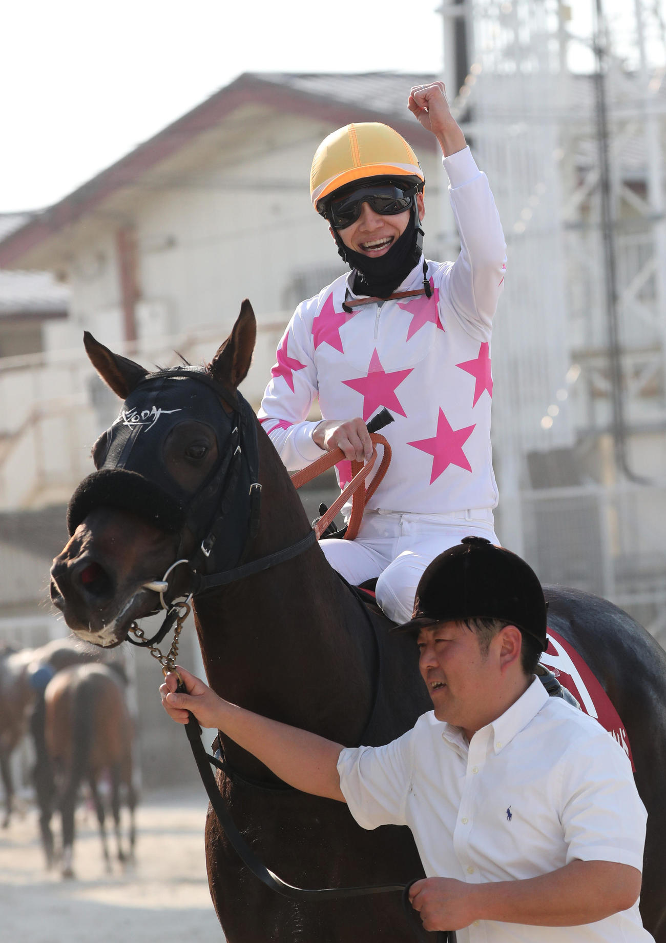 兵庫CSをマテンロウコマンドで制した松山弘平騎手はガッツポーズ