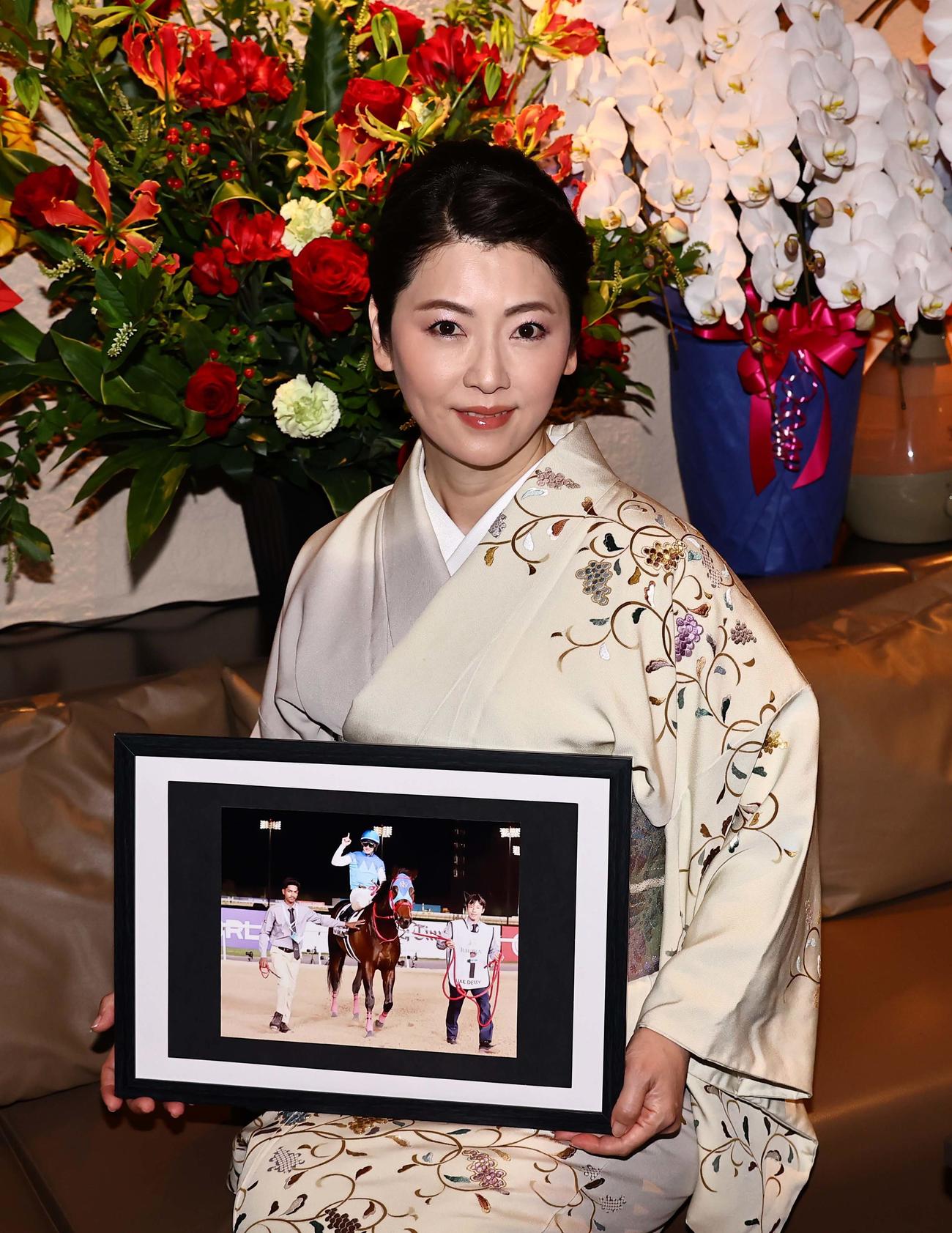 ケンタッキーダービーに出走するアドマイヤデイトナに期待を寄せる近藤旬子オーナー（撮影・上田博志）